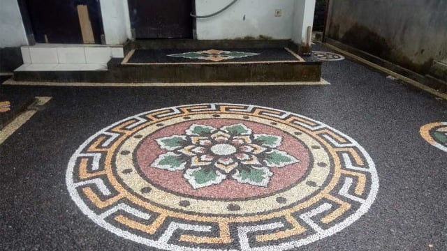 batu sikat motif floral