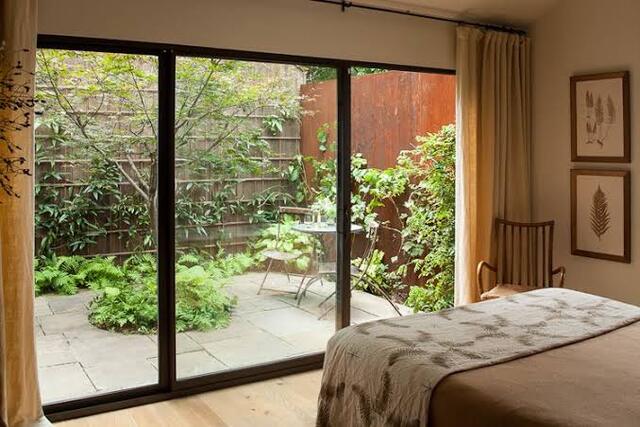 ruangan dengan dinding kaca menghadap taman ruangan dengan dinding kaca menghadap taman