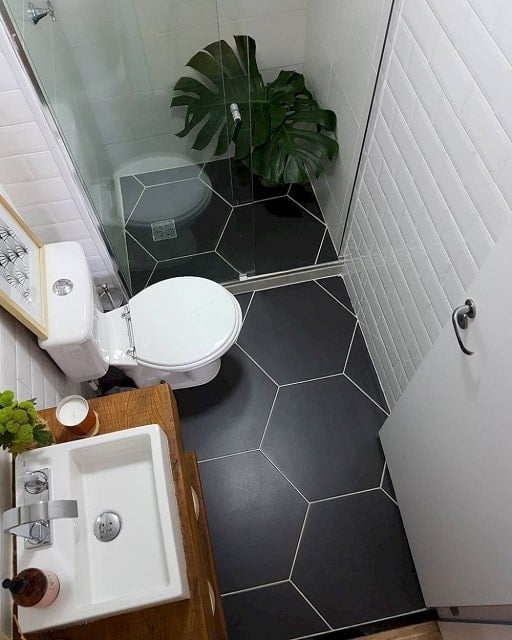 desain kamar mandi memanjang monokrom pintu kaca