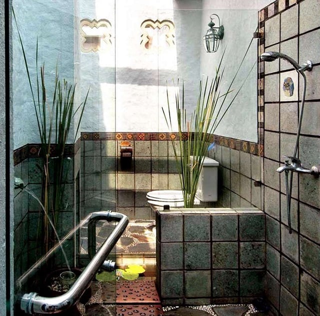desain kamar mandi memanjang alami khas bali