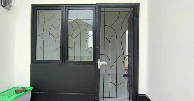pintu warna hitam