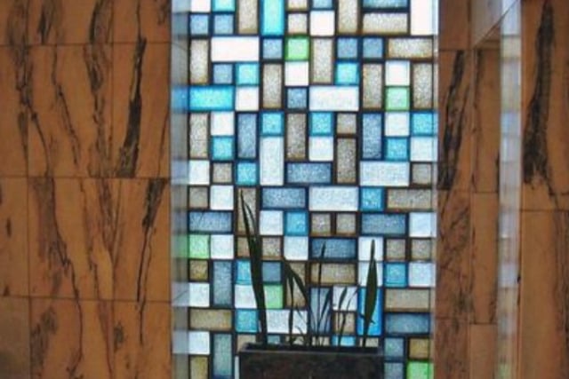 pemasangan glass block berwarna