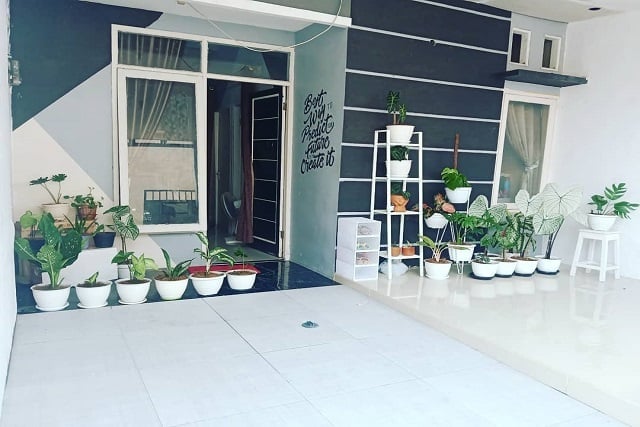 Teras Rumah Dipenuhi Tanaman