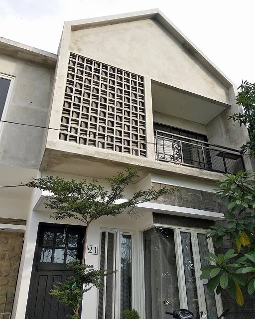 aksen roster beton di eksterior rumah