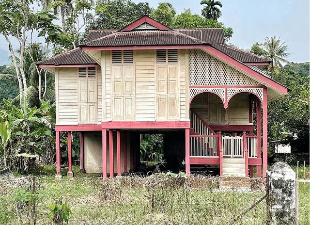 teras L rumah panggung