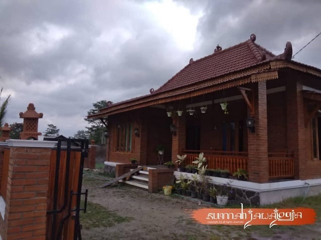 bentuk teras rumah letter l di kampung ala jawa