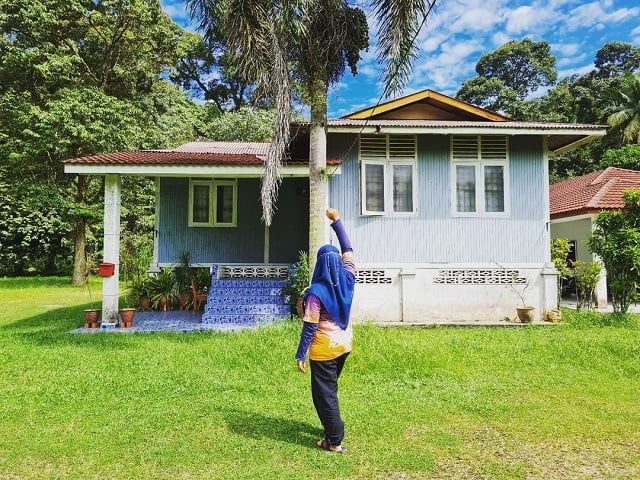 bentuk teras rumah letter l di kampung kecil