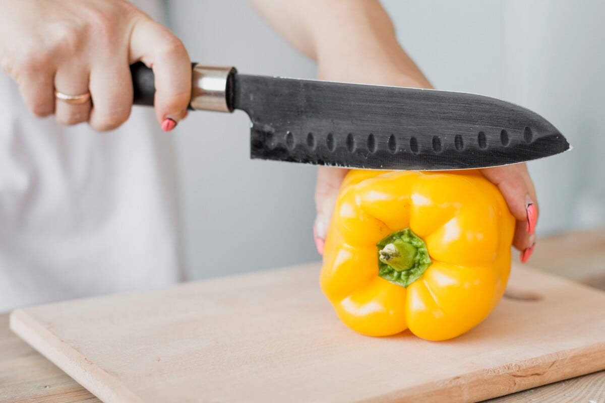 pisau dan talenan di dapur pisau dan talenan di dapur