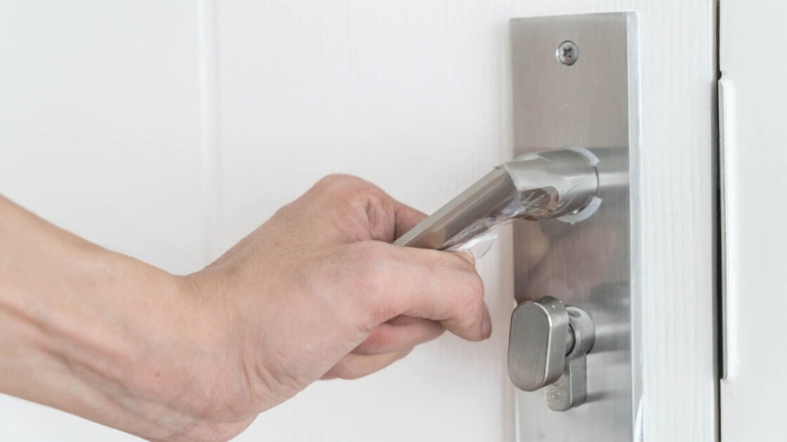 7 Cara Membuka Pintu Kamar Mandi yang Terkunci, Gak Perlu Bantuan Tukang! 7 Cara Membuka Pintu Kamar Mandi yang Terkunci, Gak Perlu Bantuan Tukang!