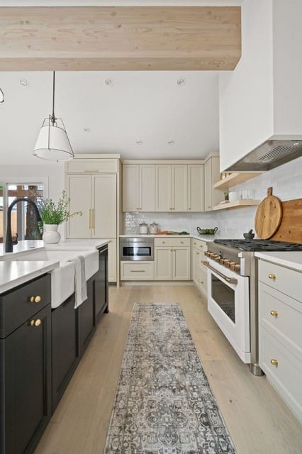 inspirasi desain dapur krem di rumah