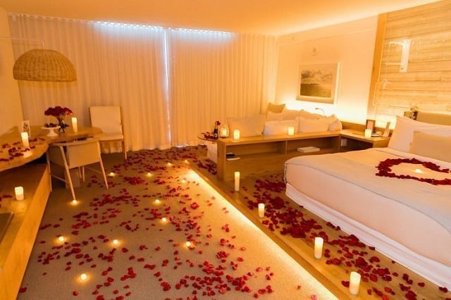 dekorasi kamar hotel untuk honeymoon dengan banyak lilin