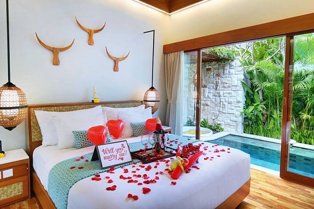 dekorasi kamar hotel untuk honeymon dengan wine