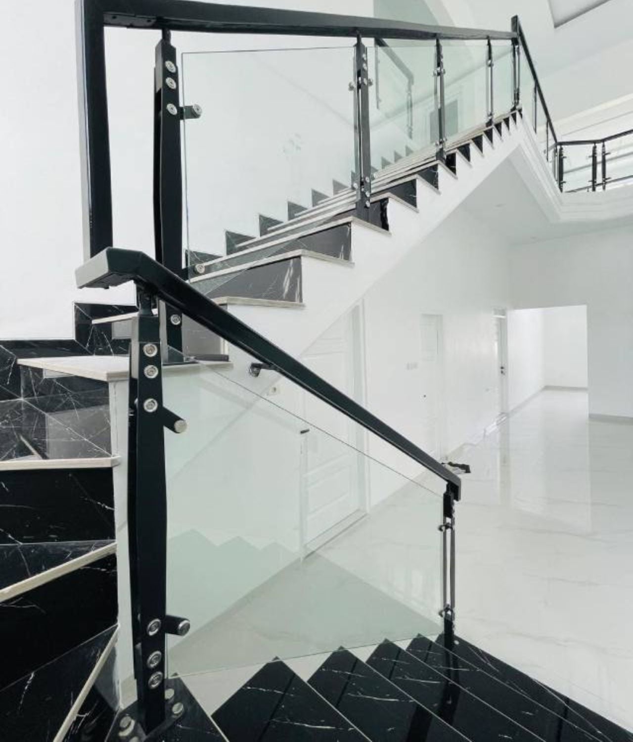 Railing Tangga Minimalis Modern dengan Material Kaca