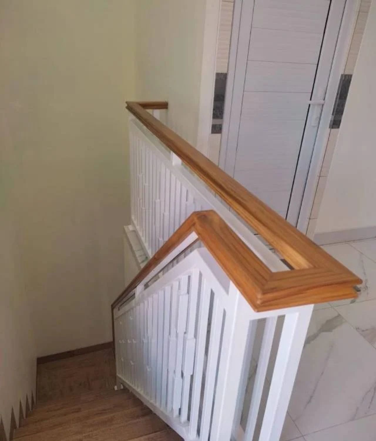 Railing Tangga Minimalis Modern dari Hollow dan Kayu