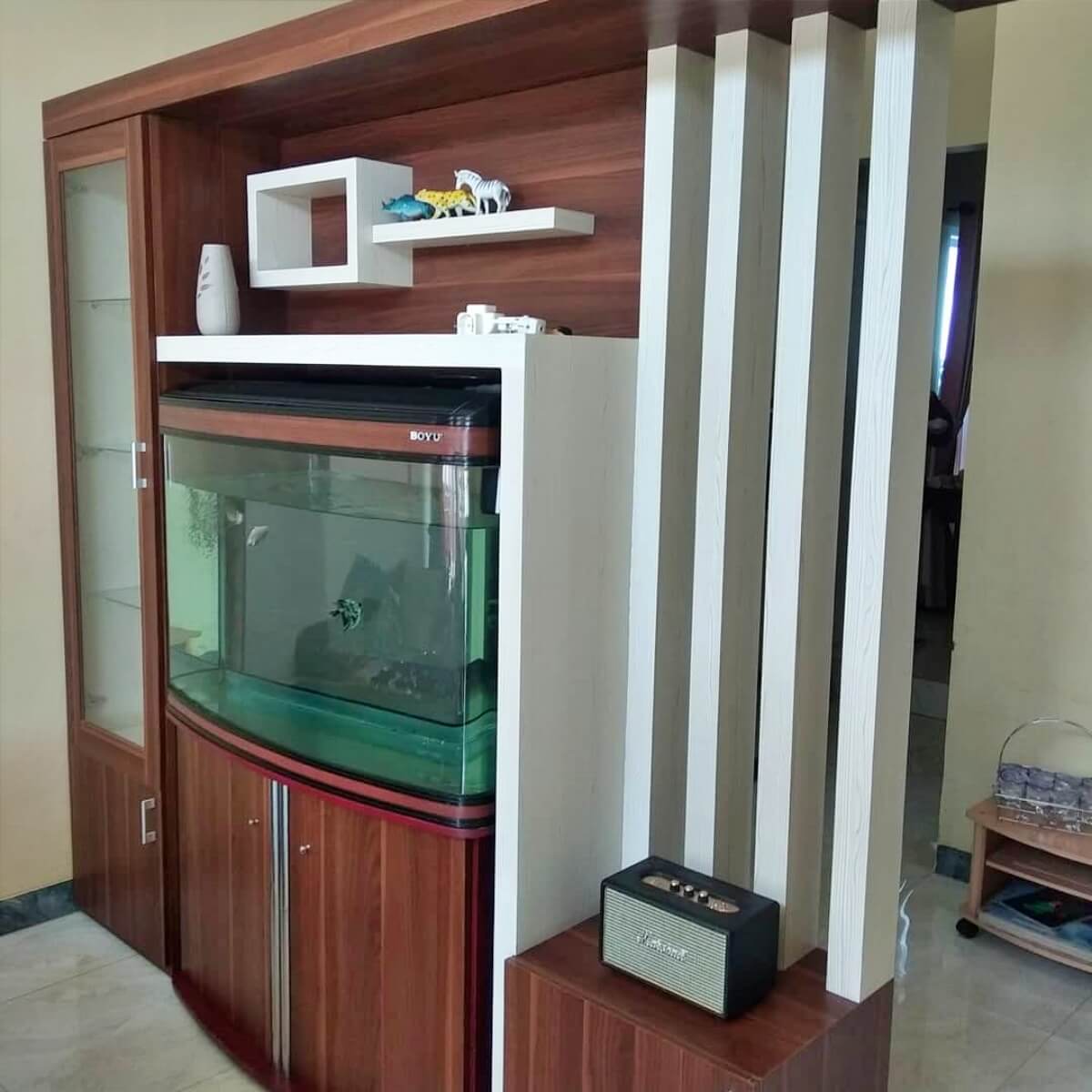 model lemari pembatas minimalis dengan tempat akuarium