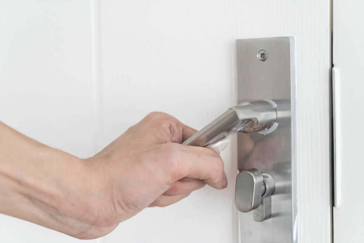 tips meninggalkan rumah saat mudik adalah memastikan pintu dan jendela terkunci