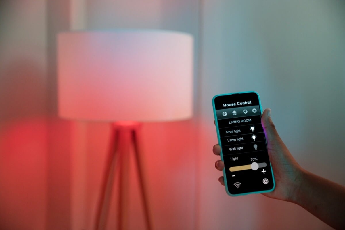 lampu otomatis atau smart lamp di rumah