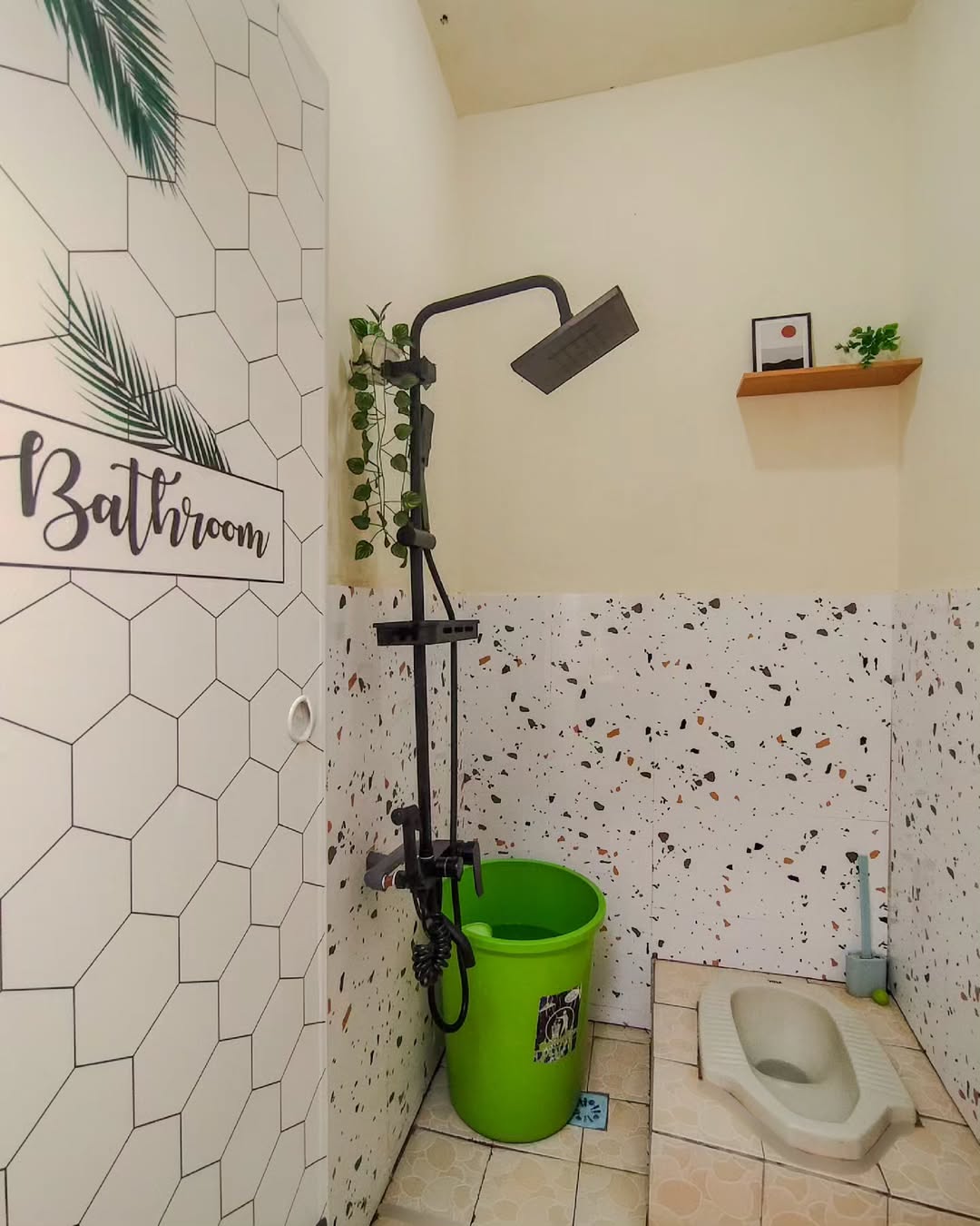desain kamar mandi minimalis kloset jongkok shower