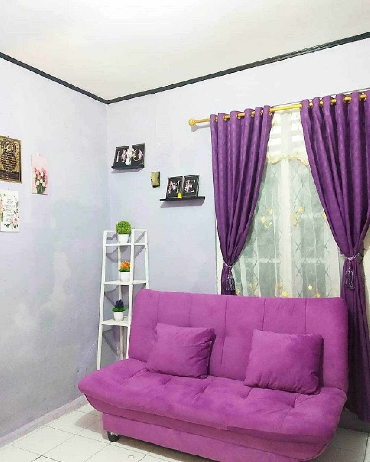 Desain Ruang Tamu Kecil Warna Ungu