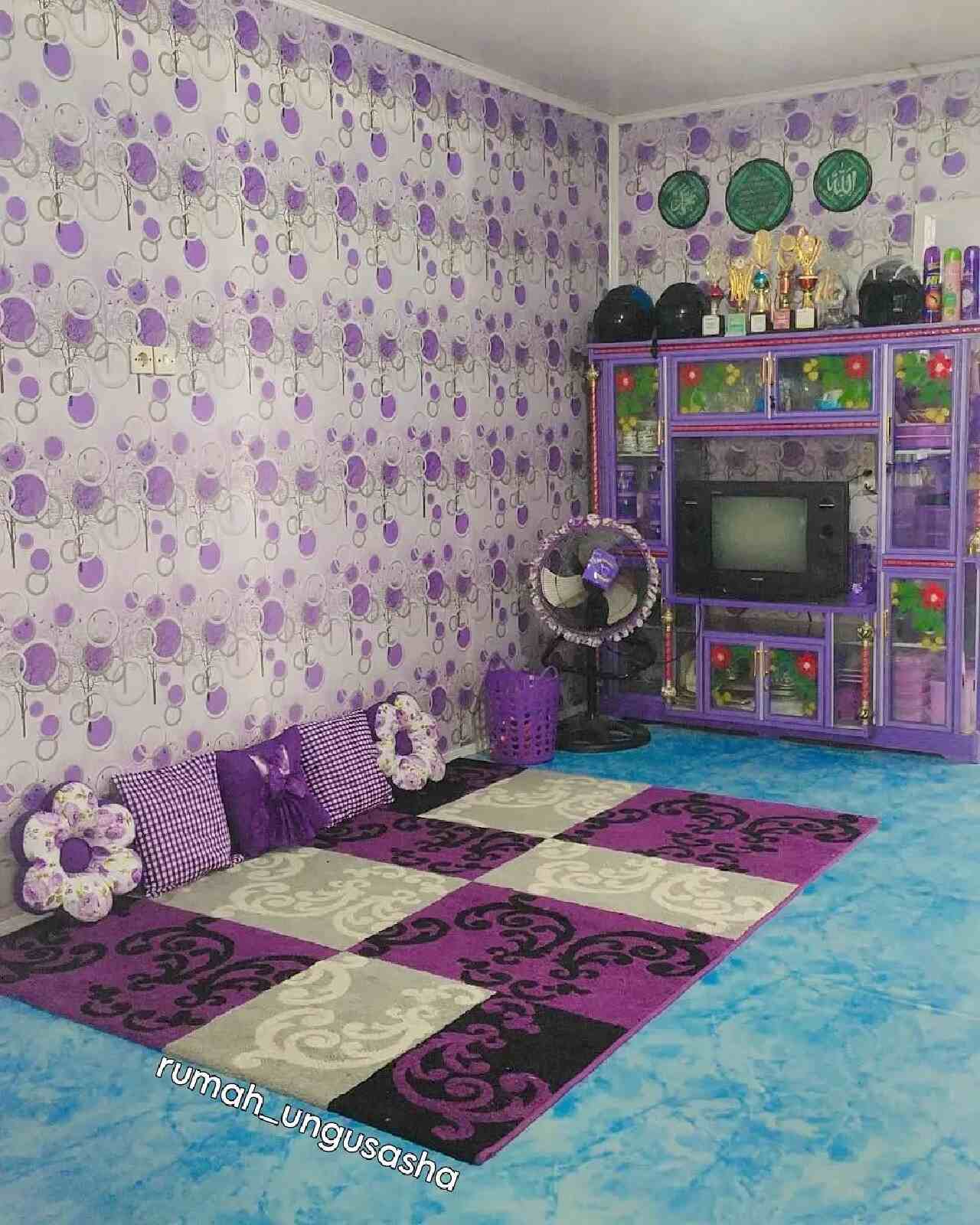 Desain Ruang Tamu Lesehan Warna Ungu