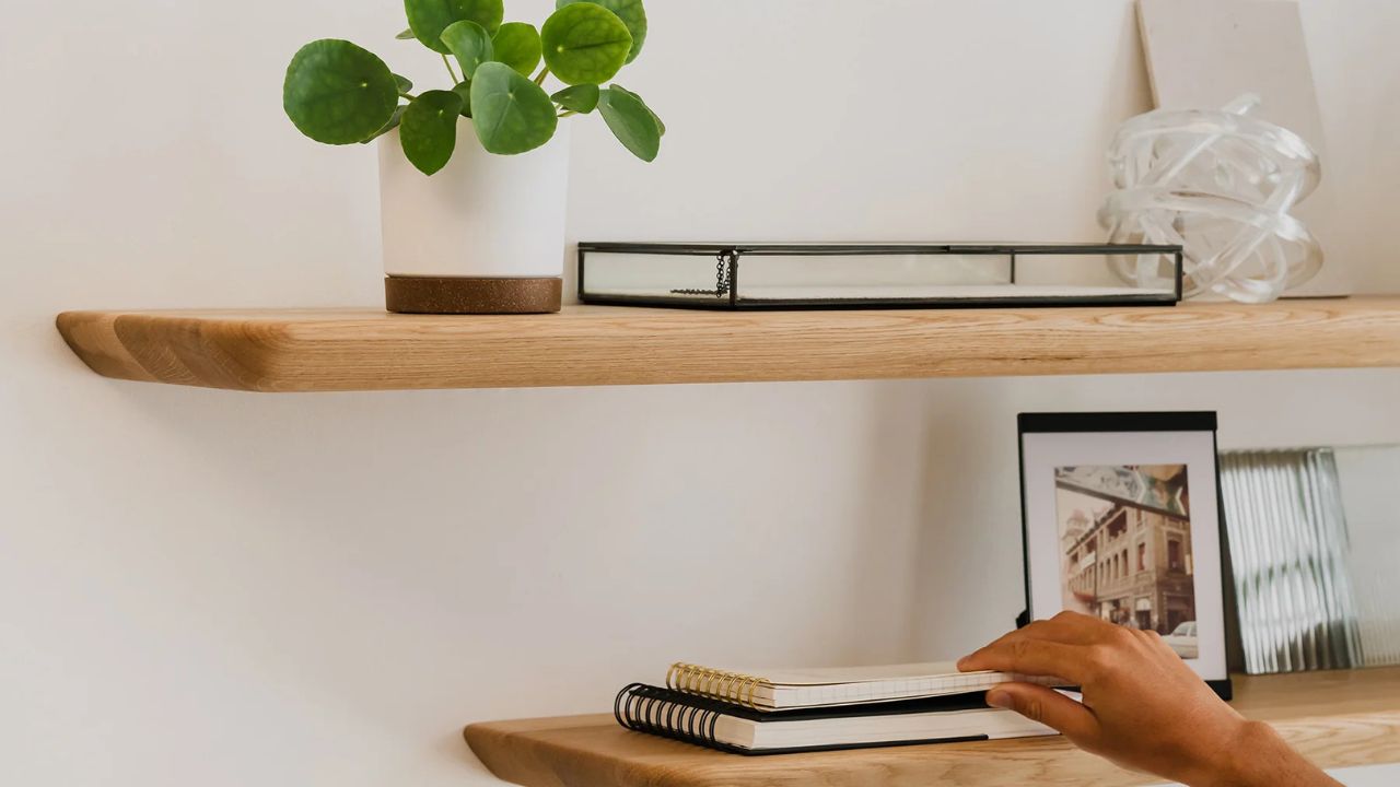 Gunakan Floating Shelves atau Rak Gantung