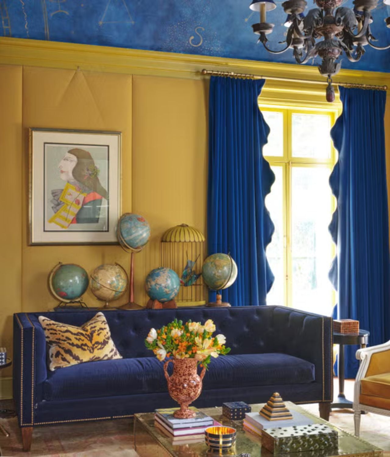 Kombinasi Cat Rumah Warna Navy dan Kuning