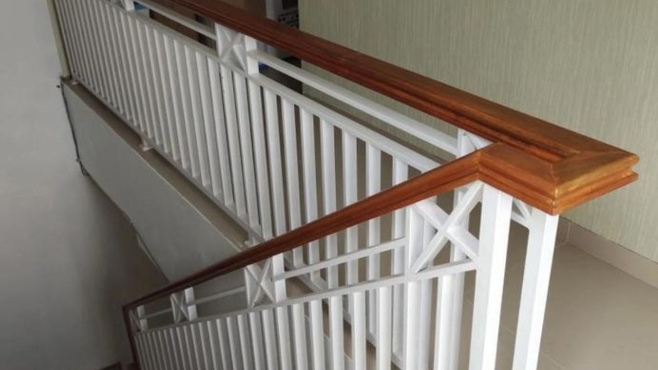 Railing Tangga dari Besi dan Kayu