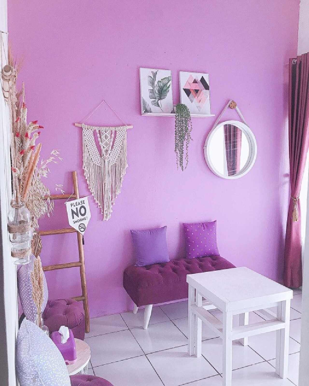 Ruang Tamu Estetik Warna Ungu