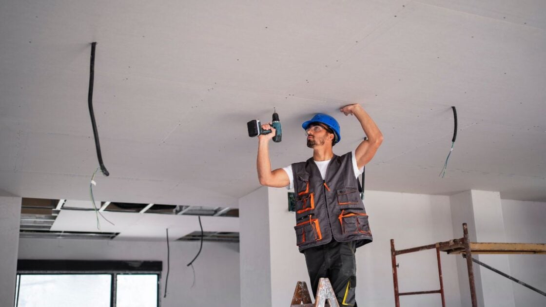 Perbandingan Plafon Gypsum vs PVC, Mana yang Lebih Baik? Perbandingan Plafon Gypsum vs PVC, Mana yang Lebih Baik?