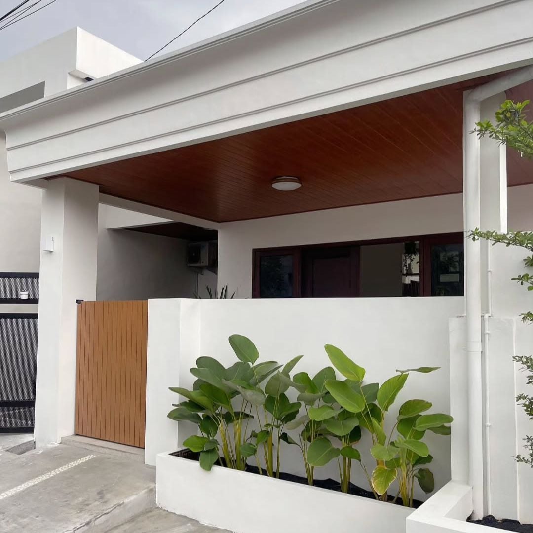 1. Kombinasi Warna Cat Pagar Tembok Putih dan Coklat