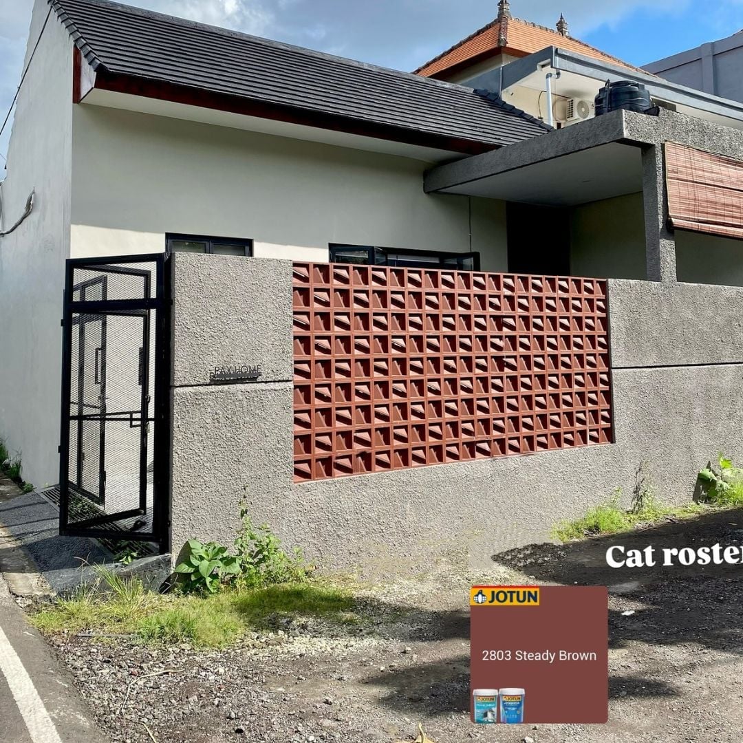5. Kombinasi Warna Cat Pagar Tembok Abu-abu Semen Ekspos dan Coklat