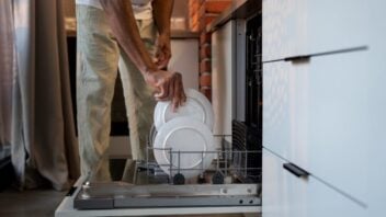 Ukuran Rak Piring Kitchen Set Bawah dan Harganya Tahun 2025