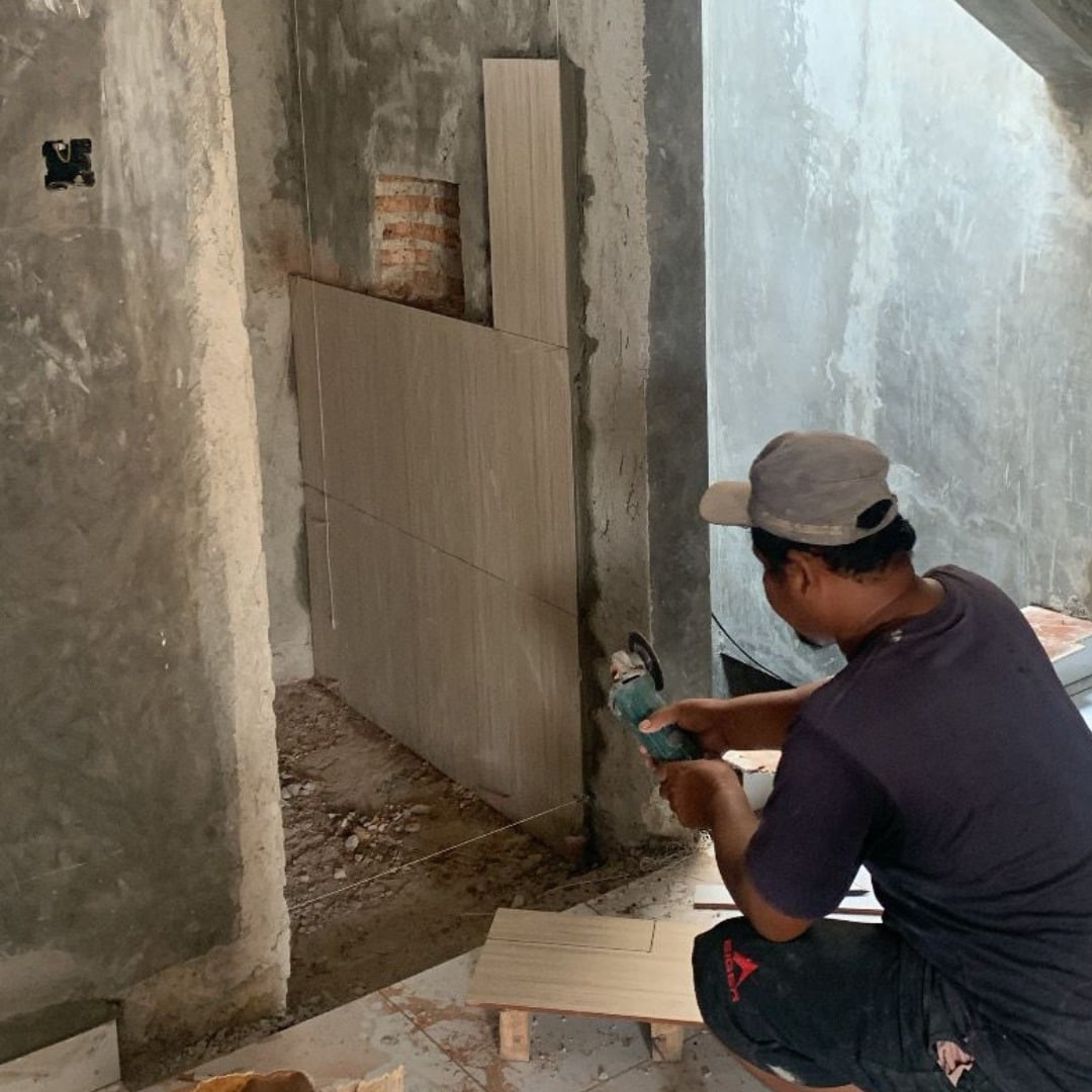 cara pasang keramik dinding kamar mandi yang benar