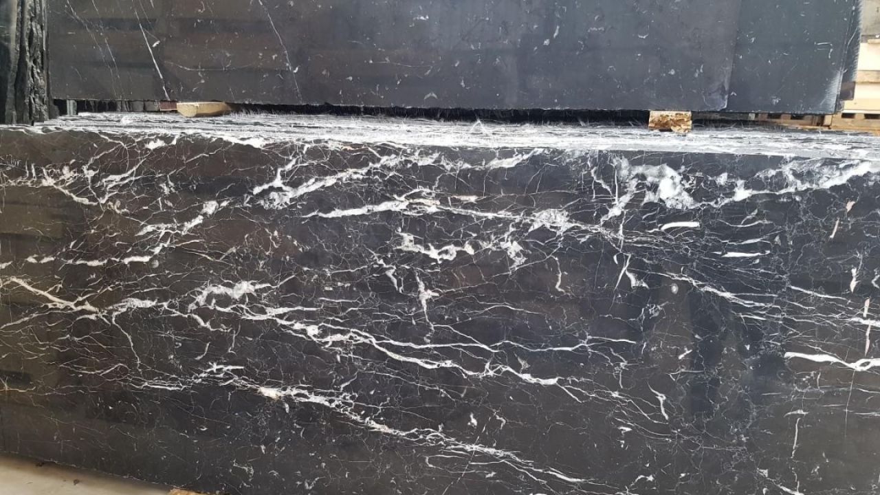 merk marmer terbaik Nero Marquina
