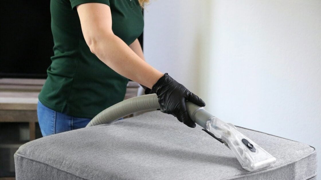 Cara Membersihkan Sofa Kulit Sintetis agar Tetap Awet dan Bersih Cara Membersihkan Sofa Kulit Sintetis agar Tetap Awet dan Bersih