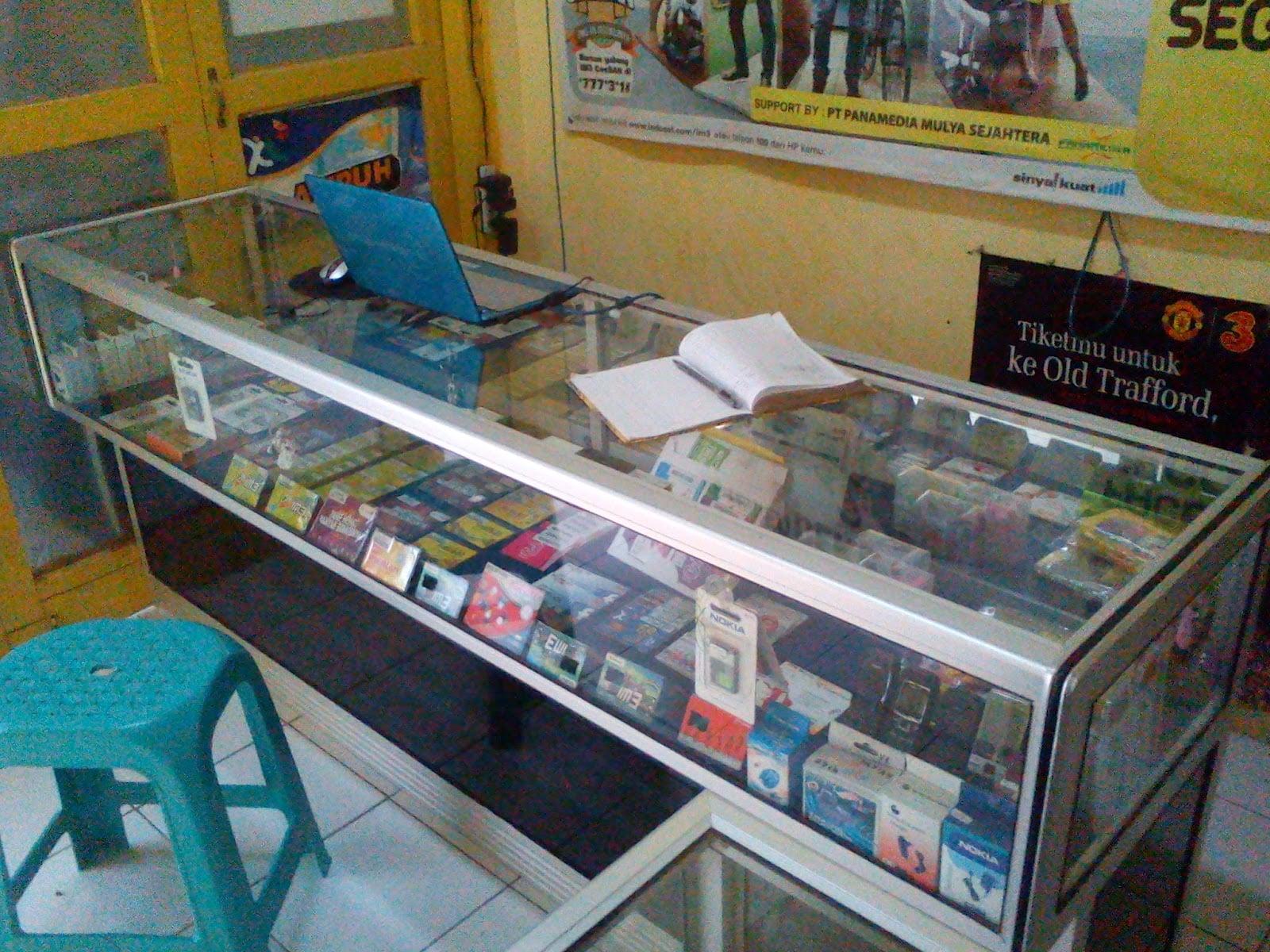 harga etalase toko