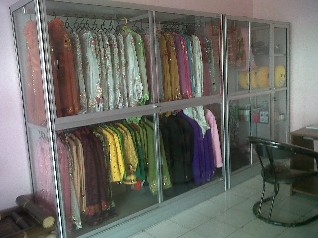 harga etalase toko