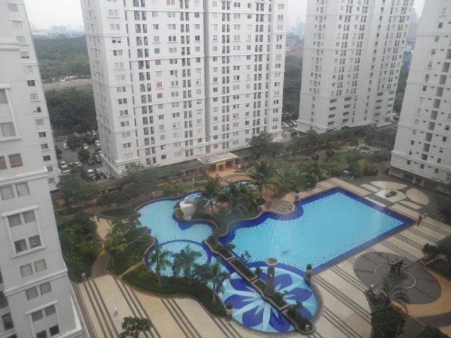kolam renang apartemen kalibata city