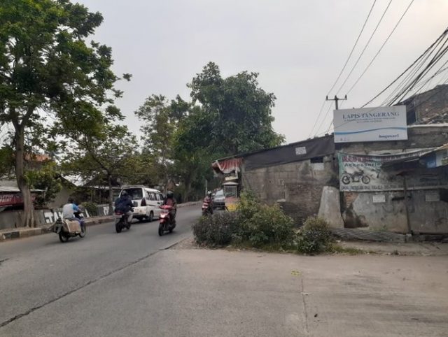 rumah di tengah jalan