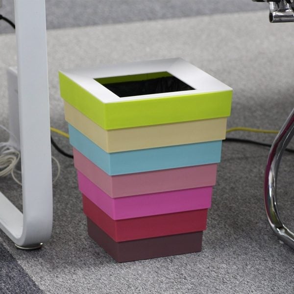 tempat sampah unik warna-warni