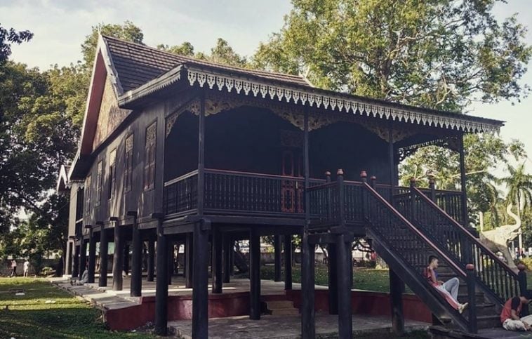 ornamen rumah adat jambi