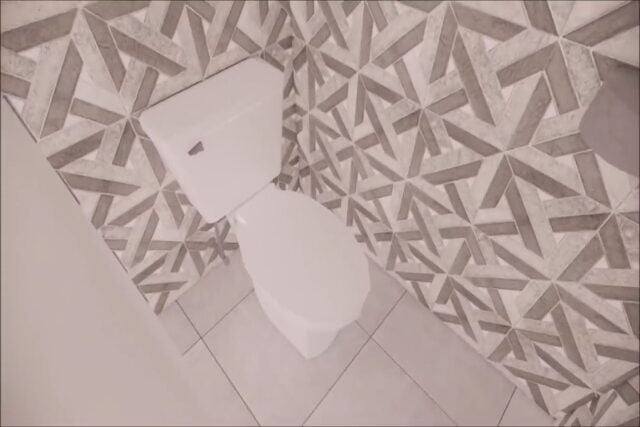 kamar mandi sempit