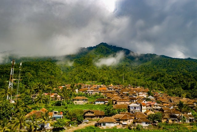 rumah di pinggir kota