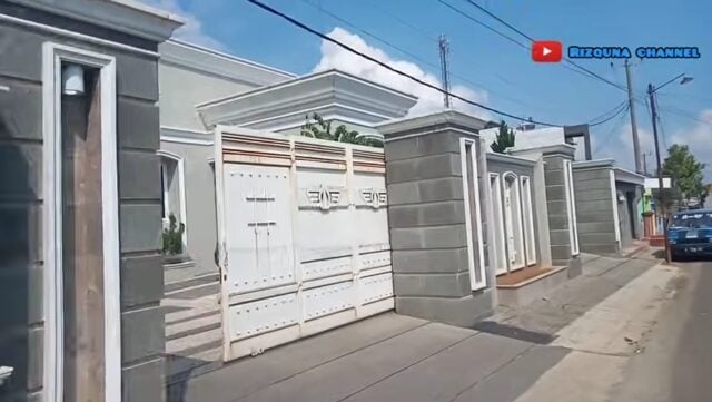 rumah mewah di desa
