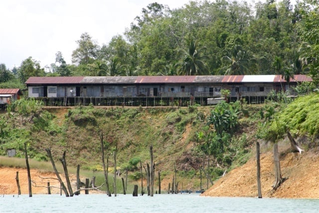 rumah panjang dayak