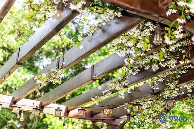 pergola kayu cantik di rumah