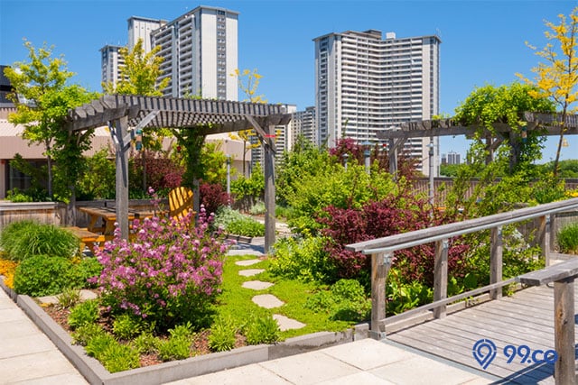 penampilan rooftop apartemen yang penuh tanaman