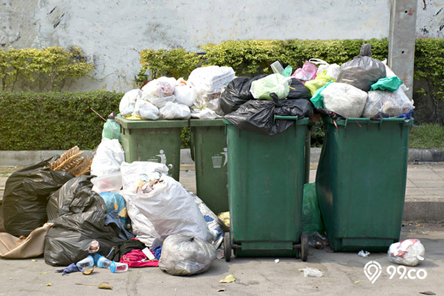 sampah berserakan di jalan