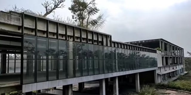 hotel terbengkalai di bandung