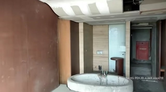 interior dalam hotel terbengkalai di bandung